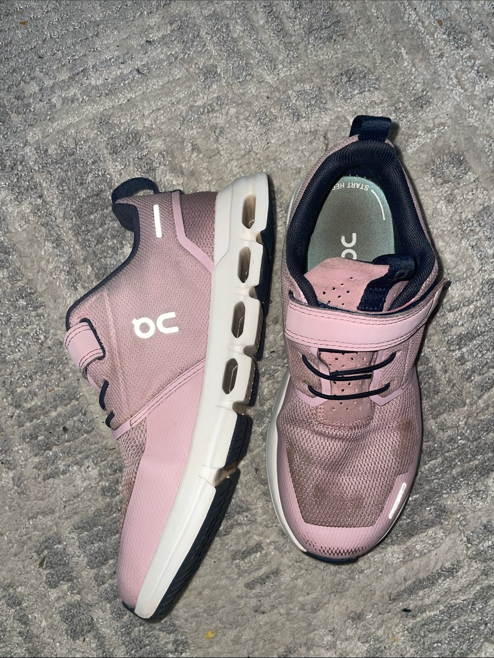On Running Kids Pink and Navy Lightweight Hook-and-Loop Sneakers